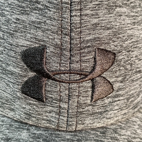 Woman’s Under Armour Black & Gray Heathered Look Adjustable Sports Baseball Hat. - Picture 5 of 9